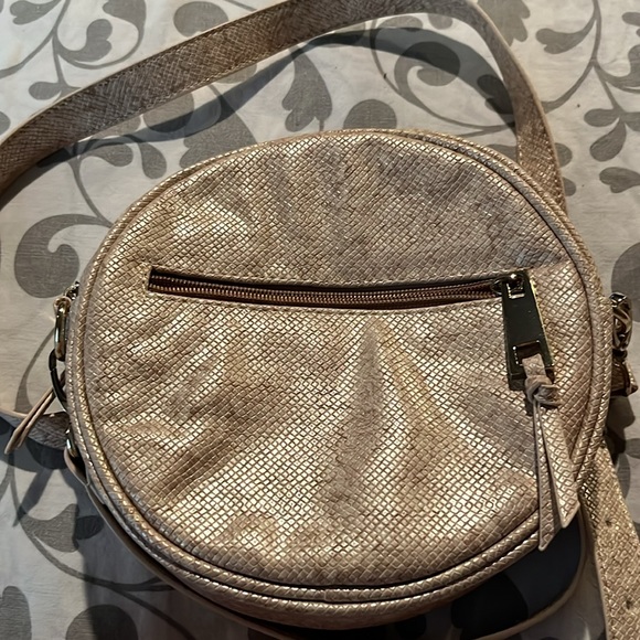 Round flower design crossbody-great condition never used - Picture 2 of 5